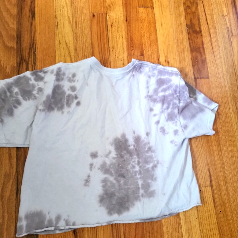 Croped T. With tiedye spots